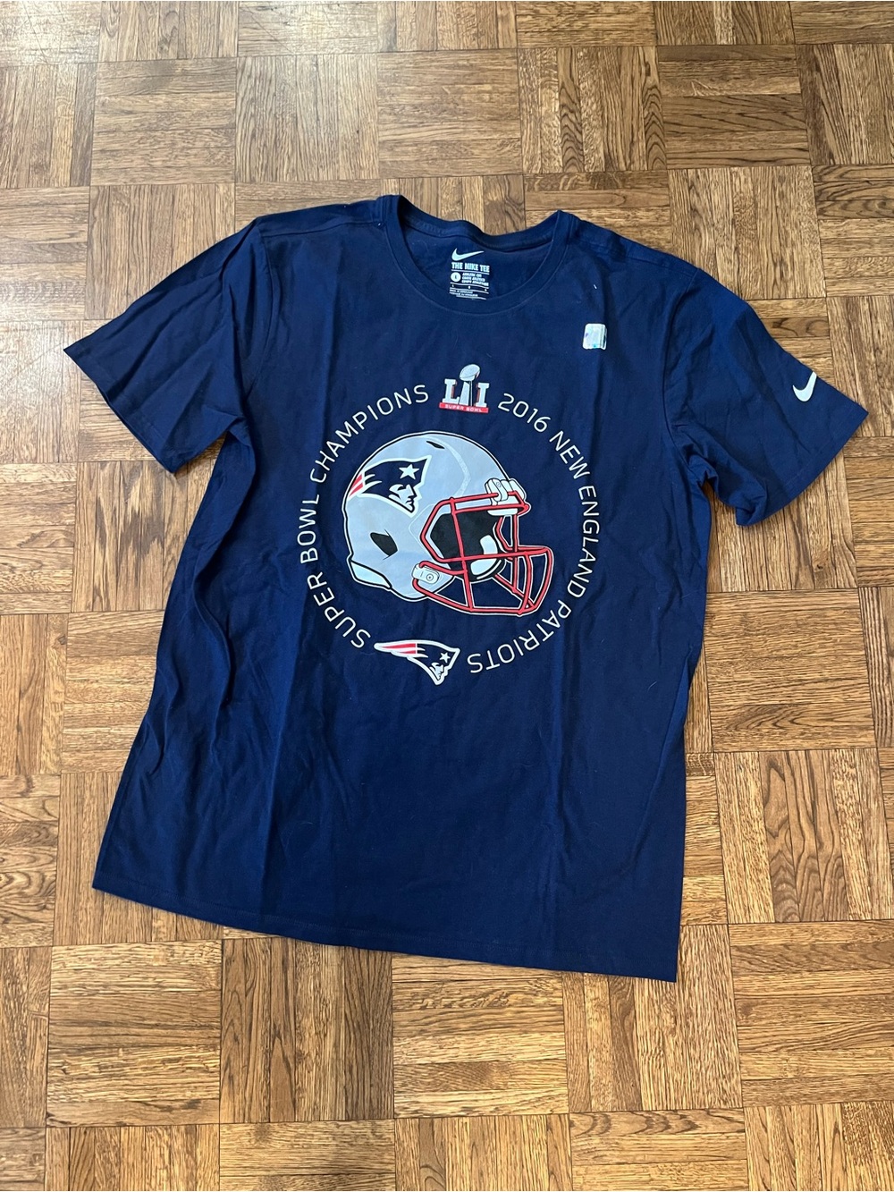 Nike New England Patriots 2016 Super Bowl LI Champions Tee Size Large NWOT